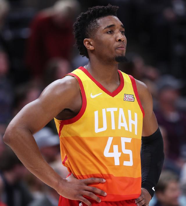 通过他的个 通过他的个