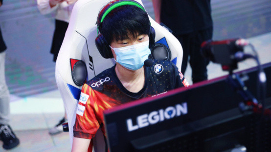 展现了他对 展现了他对